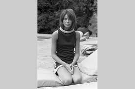 I adore francoise hardy and her music. Les Looks Avant Gardistes De Francoise Hardy