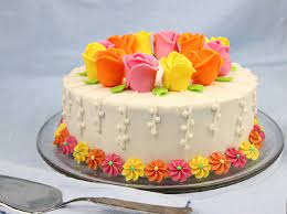 L'idea era quella di creare una torta che sapesse di primavera e quindi ho deciso di utilizzare dei fiori freschi da cristallizzare per dare l'idea di un prato fiorito! Ricetta Torta Primaverile Con Rose In Pasta Di Zucchero Dolcidee