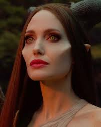 Ils ont compris qu'il fallait. Angelina Jolie On Instagram Maleficent Cosplay Angelina Jolie Maleficent Maleficent