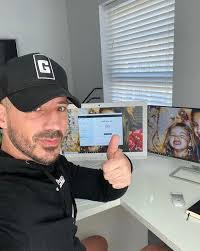 Sharon Thiele's Instagram, Twitter & Facebook