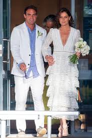 Ihr lächeln strahlt heller als die sonne! Star Hochzeiten Die Skurrilsten Brautkleider Der Stars Gala De