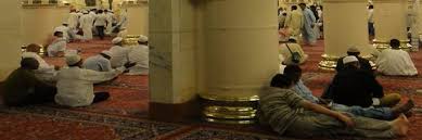 Vaktini namaz, kur'ân tilâveti, dua, zikir ve tefekkür gibi ibadet ve taatlerle veya dinî bilgi ve kültürünü artıracak sohbet ve okumalarla değerlendirir. 10 Fatwas About Itikaf About Islam