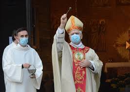 Ed ecco dunque, alle 20,50 tre generazioni di peppe toia e federica. Covid Bozza Ue Evitare Assembramenti Alle Messe Di Natale Europa Ansa It