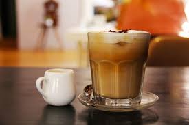 Berikut sepuluh resep minuman kekinian dari kopi yang dihimpun brilio.net dari berbagai sumber pada senin (30/3). 4 Resep Minuman Kekinian Ala Kedai Kopi Ini Bisa Menghemat Pengeluaran Nongkrongmu Coba Yuk