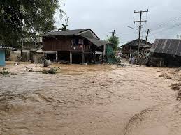 16.00น. 27/08/68 อ.แม่แจ่ม จ.เชียงใหม่ มีรายงานน้ำท่วมฉับพลันน้ำป่าไหลหลาก ในหลายพื้นที่ จากฝนที่ตกลงมาอย่างหนักตั้งเมื่อคืน ชาวบ้านเผยระดับน้ำสูงกว่าปี 54ในขณะที่ บ้านปางอุ๋ง ต.แม่ศึก มีผู้เสียชีวิต3คน สูญหาย6คน บาดเจ็บ15คน โดยระดับน้ำทั้งหมดจะไหลลง ...