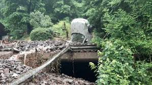 Jun 25, 2021 · die unwetter, die in den vergangenen tagen bereits für große schäden in salzburg und oberösterreich gesorgt haben, haben am freitag nun die. Heftige Unwetter In Sudtirol Auto Von Mure Mitgerissen Und Verschuttet Tiroler Tageszeitung Online Nachrichten Von Jetzt