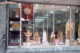 Il ministro della salute, roberto speranza, ha firmato la nuova ordinanza in vigore da lunedì 7/6 che dispone la suddivisione delle regioni in aree così articolate: Articoli Religiosi Nel Quartiere La Candelaria Foto Bogota