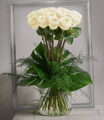 Idylle Blanc Bouquet Haut Et Serre De Grandes Roses Blanches A Gros Boutons A Rose Flower Arrangements Valentine Flower Arrangements Flower Arrangements Simple