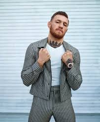 Cheer conor mcgregor in style. Conor Mcgregor Tragt Graue Vertikal Gestreifte Bomberjacke Weisses T Shirt Mit Einem V Ausschnitt Graue Vertikal Gestreifte Anzughose Goldene Uhr Lookastic