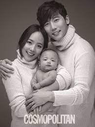 Eugene Ki Tae Young Tablo Kang Hye Jung Adorable Baby Pics Pose Keluarga Potret Keluarga Foto Bayi
