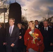 prins willem alexander en prinses maxima bij tresoar om het eerste exemplaar in ontvangst te nemen van de inven koninklijke families koningin maxima prinsessen
