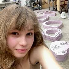 ✨SENIOR HIGHLIGHT✨ Hannah Jones Pittsburgh, Pennsylvania Major in Studio  Arts, Concentration in Ecology and Evolution Hannah's work tends to focus 