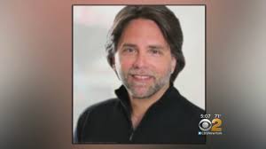 Er gründete 1998 eine als selbsthilfeorganisation getarnte sekte, in der er frauen wie sklavinnen hielt und sich an ihnen bereicherte. Keith Raniere Cbs New York