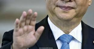 手相暗示大富大贵rich man hand muse crystal male hands rich man man