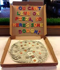 Colocar en una gran caja de cartón papelitos de periódico y todo el dinero. 21 Ideas Super Originales Para Regalar Dinero En Una Boda
