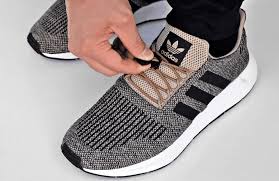 Lacer ses chaussures à l'endroit. Lacer Ses Chaussures Quand On Est Gros Chubster Accessory