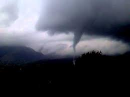 Alberi crollati e tettoie divelte sia in provincia tromba d'aria a frattaminore: Tromba D Aria A Formia Localita Gianola Youtube