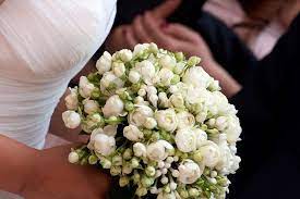Associa l' eleganza del lilium bianco, uno dei fiori più belli per eccellenza, alla raffinatezza della rosa di colore rosa che è il fiore più regalato e che ha innumerevoli significati, in particolare è espressione di un sentimento di amicizia. Bouquet Fiori Bianchi Fiore Bouquet Fiori Bianchi
