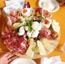 Visualizza altre idee su salumi, antipasti, cibo. Tagliere Mozzarella Co Un Piccolo Posto Di Ostuni Tutti Prodotti Tipici E Buonissimi Questo Mix Di Formaggi Salumi E Mozza Ricette Vassoi Di Formaggi Cibo