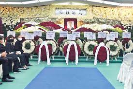 何家包殯儀館整棟 花4000萬治喪 канала tvbs news. å››æˆ¿å­å¥³é€åˆ¥ä½•é´»ç‡Šå–ªç¦®ä¸€é€£3å¤©èˆ‰è¡Œ æ™´å ± æ¸¯èž è¦èž D200709