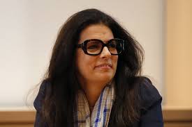 Er verließ bereits nach der dritten klasse die schule und sicherte sich seinen lebensunterhalt mit dem verkauf von orangen. Francoise Bettencourt Meyers Die Reichste Frau Der Welt