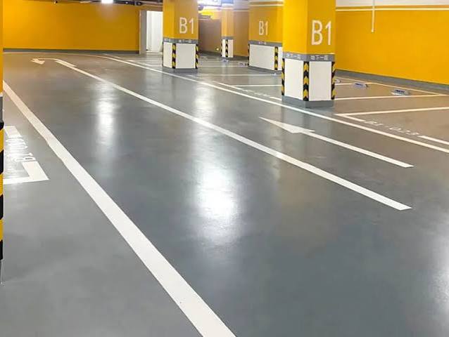 Résultat final revêtement époxy parking — allées délimitées et signalisation