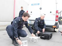polizei halt verkehrssunden mit spezial sprinter fest handy am steuer im fokus pforzheim pforzheimer zeitung polizei verkehr handy