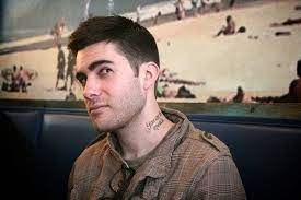 Tatuajes De Letras En El Cuello Significado Y Estilos Tatuantes Utilizando letras, palabras o frases se pueden crear diseños súper el diseño anterior muestra una letra mayúscula de fantasía que combina dibujos y una letra para crear un diseño simple y lindo. tatuajes de letras en el cuello