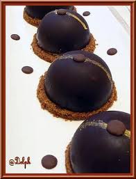 Domes Au Chocolat A La Mousse De Poire Et Croquant Speculos Recette En 2020 Dome Chocolat Recette Et Chocolat