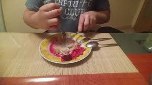 Wollten sie schon immer mal wissen, ob sie das besteck beim essen richtig gehalten haben? Mit Rechter Hand Mit Gabel Das Fleisch Halten Und Links Her Scheiden Youtube