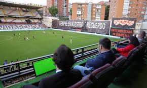 Imágenes del estadio del rayo vallecano en obras y de un entrenamiento del equipo la semana pasada en su ciudad deportiva. Criticas Al Presidente Del Rayo Vallecano Por Invitar Al Palco A Abascal Y A Monasterio