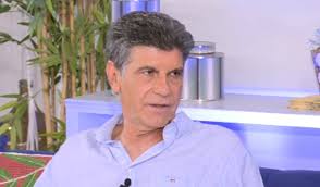 Μετάβαση στην πλοήγηση πήδηση στην αναζήτηση. Antedrase O Giannhs Mpezos Sto Happy Day Prospa8eite Na Bgalete Kati Pikantiko Alla Den 8a Apanthsw Freegossip Gr