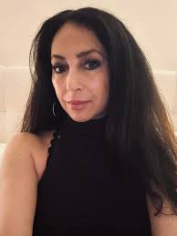 Hi, I'm Laura! Girl mom, pet mom, very cheffy👩🏻‍🍳, cerebral, and an  artist & entrepreneur. I enjoy deep convos, witty repartee, a li'l  frivolity, & 💛 to 😆🤣! Im 5'6, fit, fun,