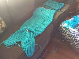 But who is worried about getting hands cold by the popsicles? Mermaid Tail Blanket On The Needles