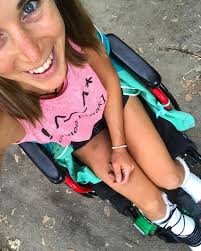 È passato quasi un mese dall'incidente e tra poco potrò liberarmi di almeno  uno dei due gessi 🎉. Nel frattempo alleno tutto quello che non è ingessato  👅 e sogno un inverno