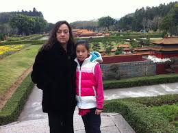Asiana peng, tânăra de 19 ani născută din mamă româncă şi tată chinez, a făcut parte din lotul olimpic al româniei, având 50 de medalii în palmares. GimnasticÄƒ Libertate Pentru Asiana Peng Hunedoaraplus Ro