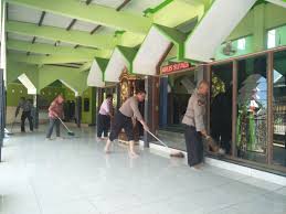 Kalimat tersebut singkat, namun maknanya dapat tergambar dengan sangat jelas. Bakti Sosial Kapolsek Karangtengah Gotong Royong Bersihkan Masjid Tribrata News Jawa Tengah