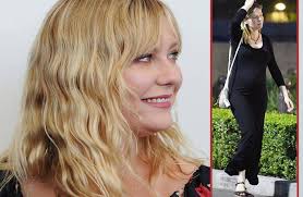 Kirsten dunst (r), pictured with jesse plemons, announced her pregnancy showing her baby bump on the cover of w magazine. Finally Pregnant Kirsten Dunst Shows Her Baby Bump Wirewag