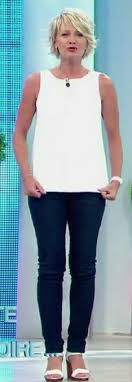 Sophie Davant Sur France 2 Les Jambes Pieds Et Talons Hauts Vus A La Tele Et Au Cinema Cheveux Courts Mode Coiffures Courtes Couches Degrade Cheveux Court
