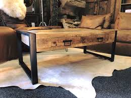 stoere britt salontafel met twee lades gemaakt van mango hout salontafel industriele salontafels meubels