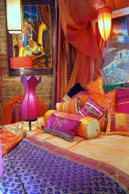 We've all heard millennial lilac's the new millennial pink, but don't let the pastel trend push you toward a chalky color palette. 10 Conseils Pour Mettre Son Lit En Valeur Floriane Lemarie Indian Room Decor Home Indian Room