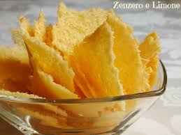 Queste cialde di grana sono un po' diverse dalle classiche che vengono preparate utilizzando soltanto il formaggio grattugiato. Cialde Di Grana E Fiocchi Di Patate Zenzero E Limone