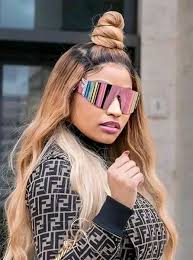 Nicki gave her microphone to a barb and she loved the performance (for once  😂🤍)