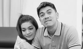 Sakit perut sehingga terpaksa dibawa ke hospital memberi petanda baik kepada pasangan pelakon amyra rosli dan amar baharin apabila aktres itu disahkan hamil. Hamil Anak Kedua Tahniah Amyra Rosli