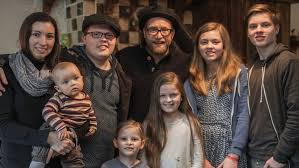 Angelo kelly, 39, was fined 3000 euros ($3,600) by the hassfurt administrative court for the 2019 appearance at an open air summer concert with his son william, who sang what a wonderful world.. Angelo Kelly Children Alter Vermogen