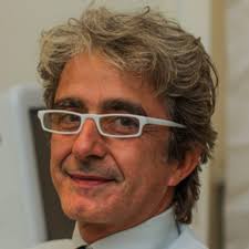 GBR con l'utilizzo di osso bovino deproteinizzato e membrana in collagene:  caso di impianto post estrattivo con severo riassorbimento osseo vestibolare