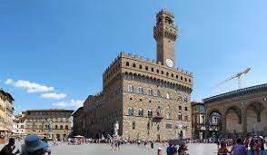 Visit the palace in 90 minutes with a guide means discover the secrets, the legends and the masterpieces hidden inside the palace. Palazzo Vecchio Italien De