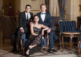 Téléchargez dès aujourd'hui la photo une femme avec deux hommes trio ou triangle amoureux populaire dame patron puissant relation ouverte avec polyamory bigamie ou polygamie intimité entre trois personnes. 926 985 Deux Hommes Une Femme Imagenes Y Fotos 123rf