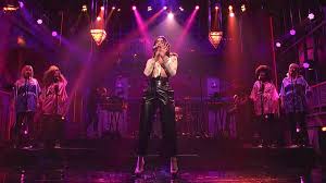 • 79 млн просмотров 3 месяца назад. Dua Lipa S Chic Glossy Snl Look Vogue