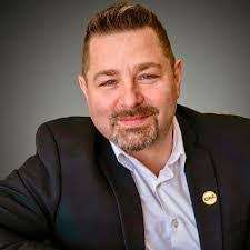 Amanda Vigue's Instagram, Twitter & Facebook